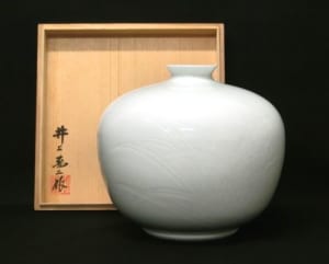 白磁彫文壺