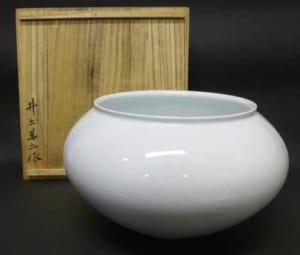 白磁彫文花瓶
