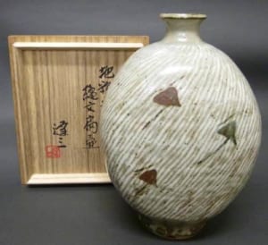 地釉象嵌縄文扁壷