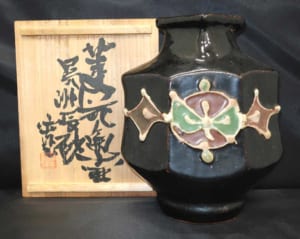 呉洲辰砂菱花扁壷