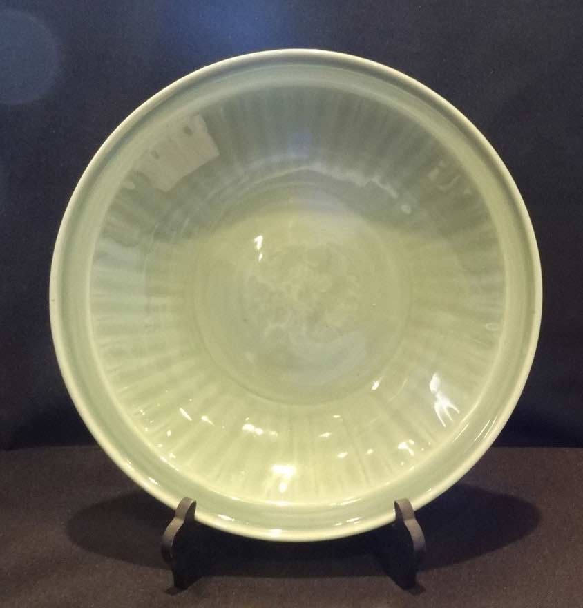 龍泉窯青磁刻花文大皿 | その他 皿・器・鉢・盆・振出 買取・作品