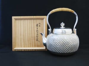 彫金師　京美堂「霰湯沸」