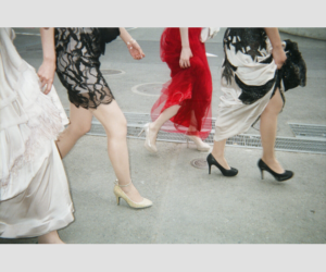 眩しさの奥にある静けさ：蜷川実花の色と時間