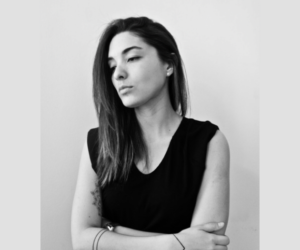 目のない肖像が映し出す現代――アドリアナ・オリバーという静かな存在感